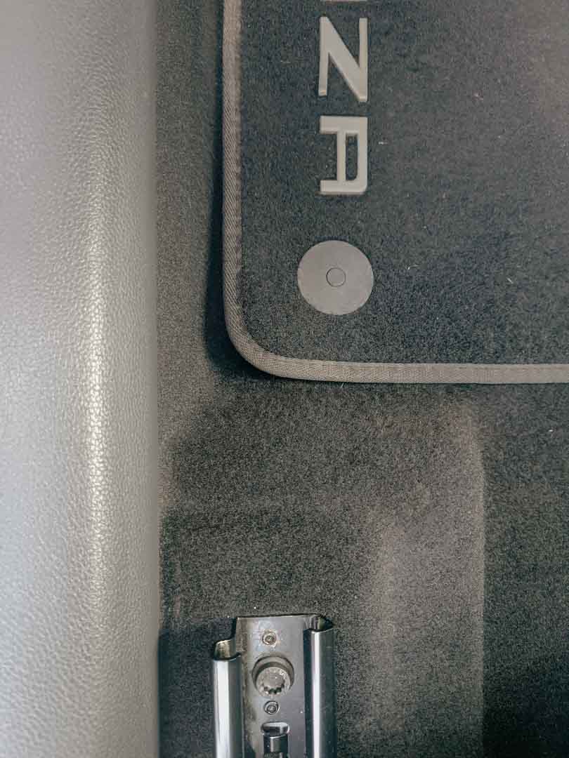 Brandlochentferung im Autoteppich