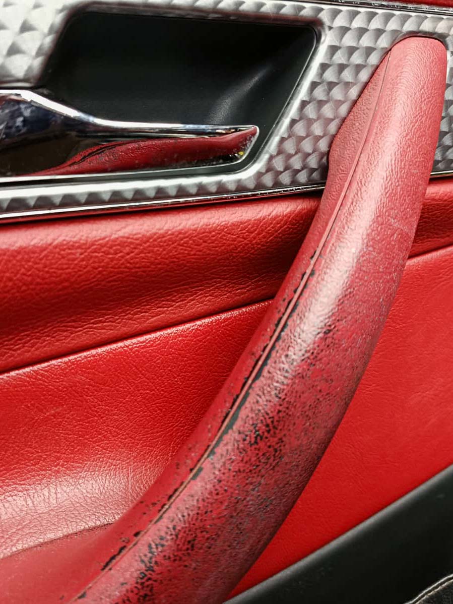 Leder Aufarbeitung an einer Türverkleidung